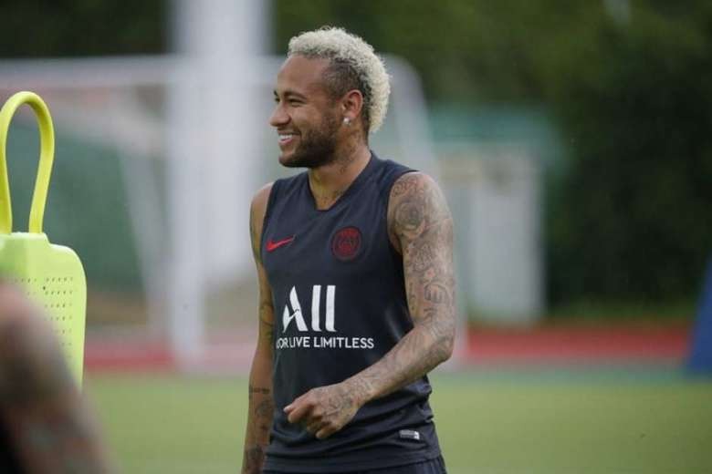 Com "negociações avançadas", Neymar não joga estreia do Francês lance