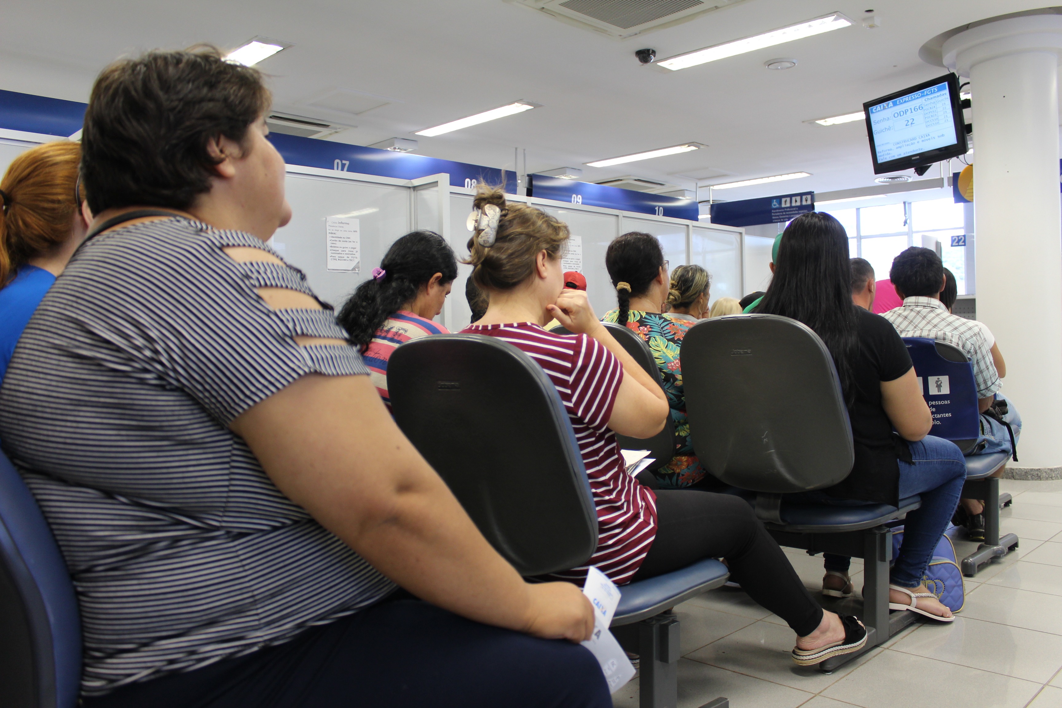 Procon autua quatro agências bancárias devido a fila de espera