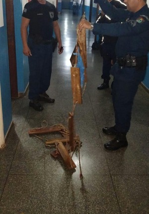 Presos que tentaram fugir da cadeia estão em cela disciplinar Escada fabricada pelos presos e que foi apreendida (Foto: PM/Divulgação )