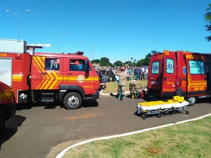 Menino de 10 anos morre em acidente com moto pilotada pelo avô Bombeiros no local do acidente onde criança morreu (Foto: Osvaldo Nóbrega/TV Morena)