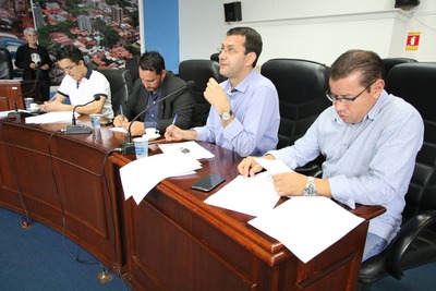 Câmara Municipal realiza audiência pública de prestação de contas da saúde Vereadores reunidos durante audiência pública (Foto: Thiago Morais)