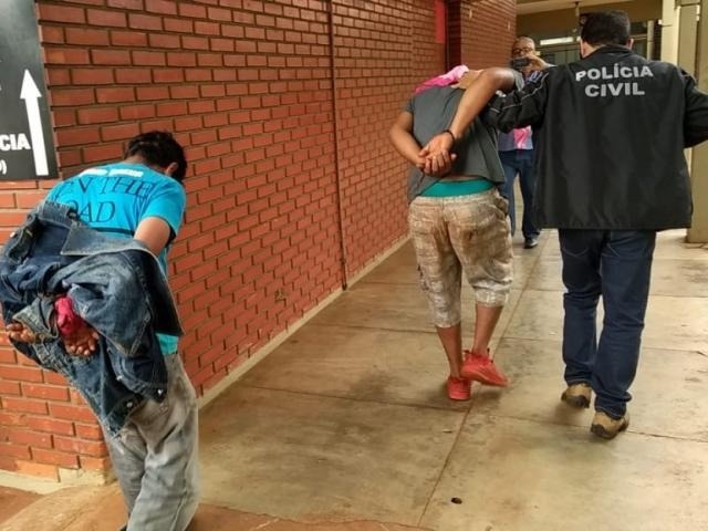 Dois são detidos por suspeita de assassinato de casal achado morto Detidos por lideranças indígenas, suspeitos foram levados à 1ª Delegacia por agentes do SIG. Divulgação