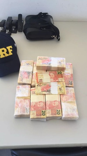 Homem é preso em MS com droga e R$ 44 mil em notas falsas que levaria para Goiás Cédulas falsas apreendidas pela PRF em MS (Foto: PRF/Divulgação)