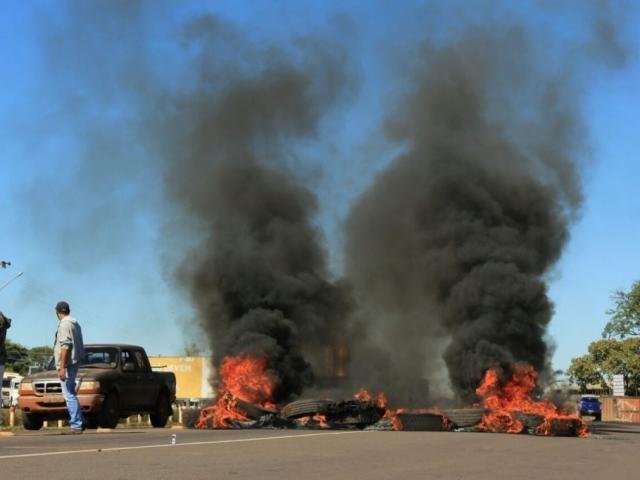 Manifestantes liberam pontos de bloqueios em rodovias de MS Um dos locais bloqueados por manifestantes, nesta segunda-feira. Marina Pacheco/CG News