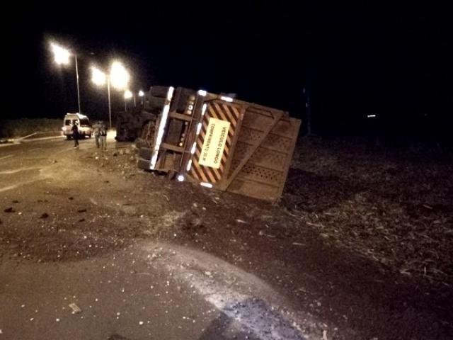 Carreta canavieira tomba em rotatória da MS-156 Ferrari News