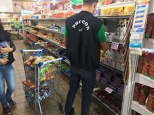Procon encontra mais de 150 produtos adulterados e gerente de supermercado é presa Fiscal do Procon-MS em ação no supermercado denunciado.