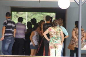 Acidente matou gêmeo que ia vender moto para iniciar nova vida com a mãe Amigos e familiares participam de velório de mais uma vítima do trânsito (Foto: Marcos Ermínio)