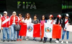 Guerrero apela a Infantino, mas deixa sede da Fifa sem liberação para jogar a Copa Peruanos manifestam apoio a Guerrero em frente à sede da Fifa em Zurique (Foto: Arnd Wiegmann / Reuters)