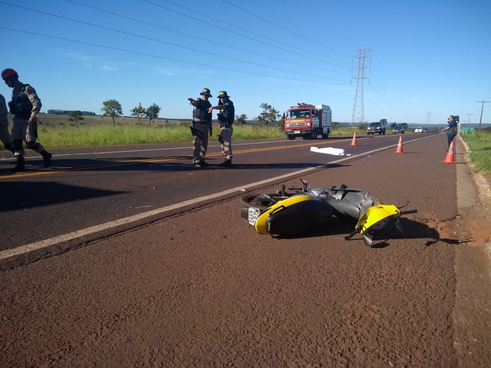 Motociclista morre na saída de Campo Grande após bater em caminhão Moto foi parar no acostamento depois da batida (Foto: Edmar Melo )