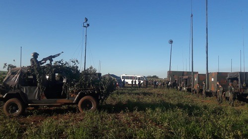 Exército 'sitia' cidade perto da fronteira com Paraguai para operação Veículos do Exército usados em operação no sul do Estado - Foto: Nicanor Coelho
