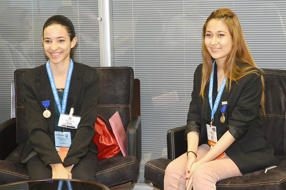 Alunas de Coxim mostram que a soja pode ser utilizada na cura do câncer Carla Fernanda Okabe e Rayane Dayara de Souza, pesquisaram e identificaram componentes da oleaginosa capazes de prevenir alguns tipos de câncer e que podem ajudar na cura da doença. (Foto:Divulgação)