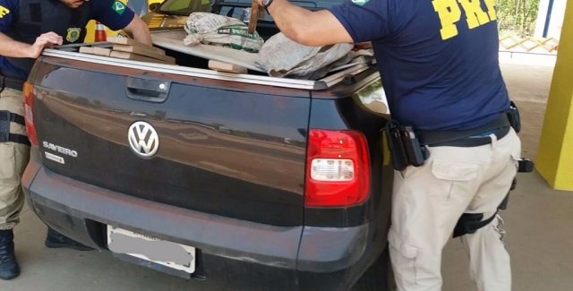 Dupla é presa com 111 quilos de maconha em pick up
