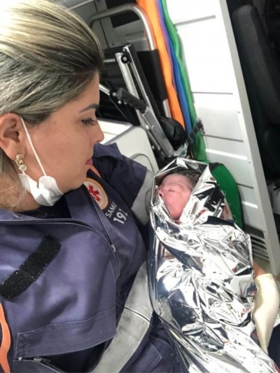 Recém-nascido é encontrado abandonado dentro de caixa de papelão O bebê foi socorrido por uma equipe do Samu. Divulgação