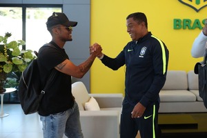 Médico da Seleção revela ''pequena lesão'', e Douglas Costa é dúvida para amistoso Douglas Costa se apresentou à Seleção com pequena lesão muscular e é dúvida para amistoso (Foto: Lucas Figueiredo/CBF)