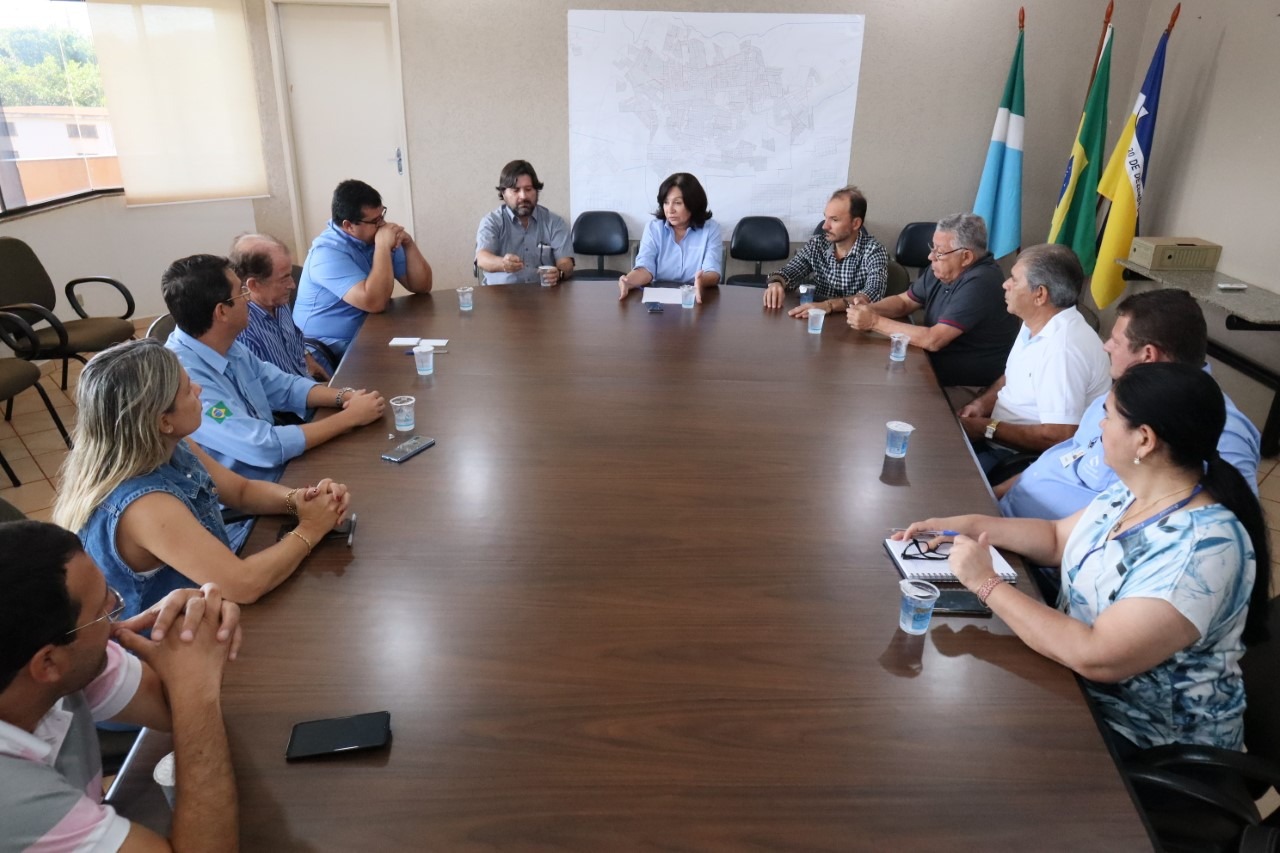 Prefeita Délia Razuk reúne-se com técnicos da Sanesul e vereadores para discutir a realização de obras na região central de Dourados. A. Frota/Assecom