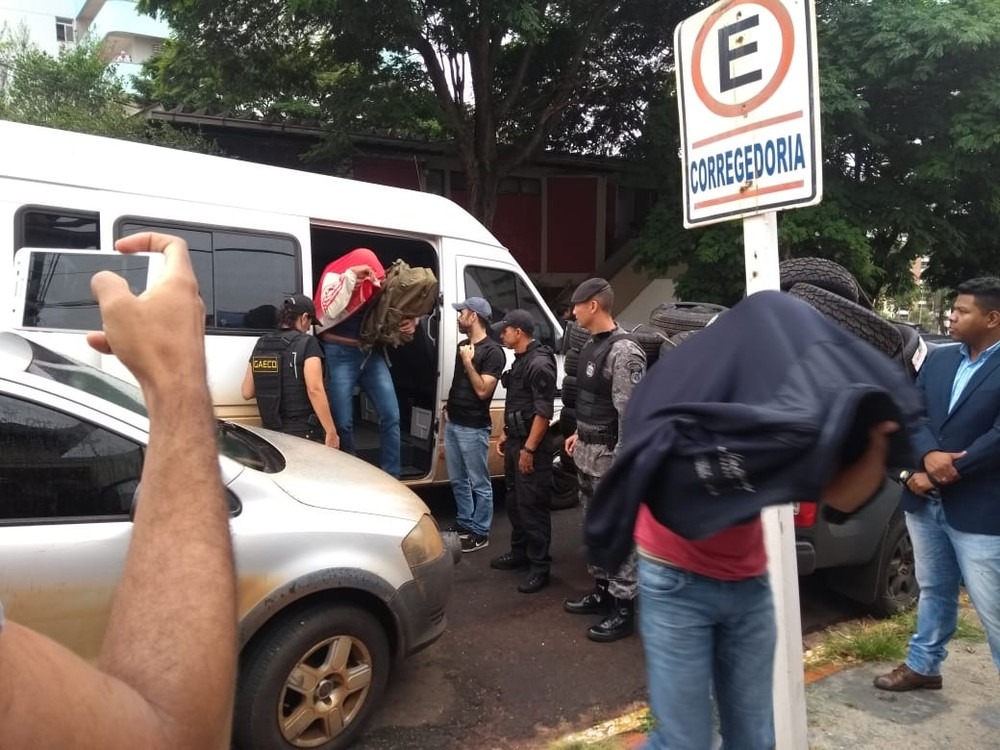 Gaeco faz mais uma fase de operação que prendeu policiais oliciais são levados para a Corregedoria da PM em operação semana passada (Foto: Rodrigo Grando)