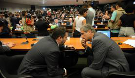 Em debate de 13 horas, 39 deputados defenderam o impeachment e 21 contra Ao todo, 61 deputados discursaram sobre o parecer final da Comissão Especial do Impeachment (Foto:Fábio Rodrigues Pozzebom/Agência Brasil)