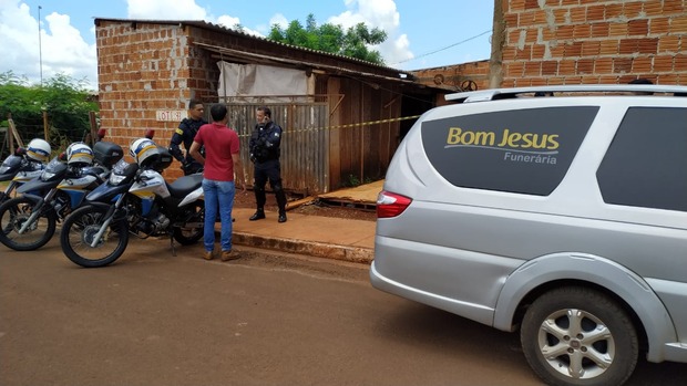 Jovem é encontrado morto dentro de sua própria residência