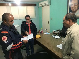 Pedro Pepa pede apoio a deputado estadual pavimentação de via Pepa e o presidente da Comissão entregando o documento ao deputado Zé Teixeira / Foto: Divulgação