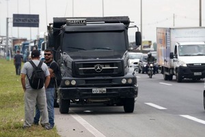 Greve de caminhoneiros para 60% das indústrias do Estado e preocupa presidente da Fiems Greve de caminhoneiros para 60% das indústrias do Estado e preocupa presidente da Fiems