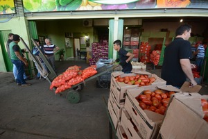 Estoque do Ceasa vai durar até esta quinta-feira Pequenos produtores ainda estão abastecendo o Ceasa, em Campo Grande - Foto: Álvaro Rezende / Correio do Estado