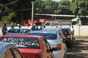 Acesso de distribuidora da Petrobras é fechado por motoristas Carros parados na frente de Centro de Distribuição da Petrobras na Avenida Duque de Caxias - Foto: Valdenir Rezende / Correio do Estado