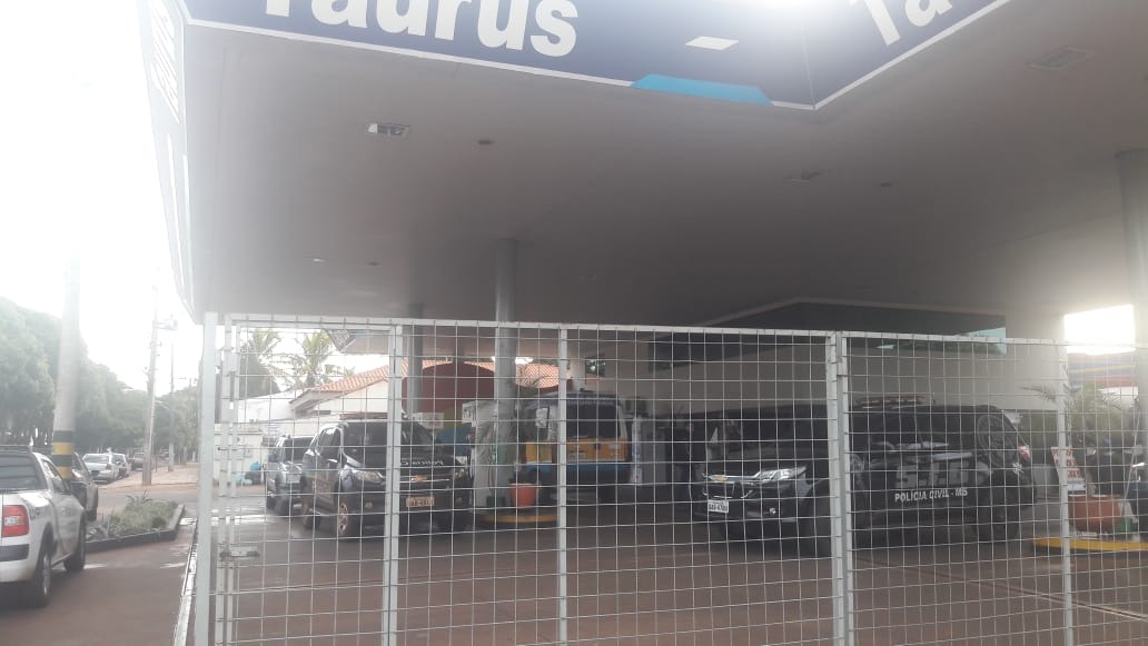 Trinta mil litros de combustíveis são liberados para abastecer veículos oficiais Caminhão com combustíveis foi escoltado até o posto - Foto: Nicanor Coelho
