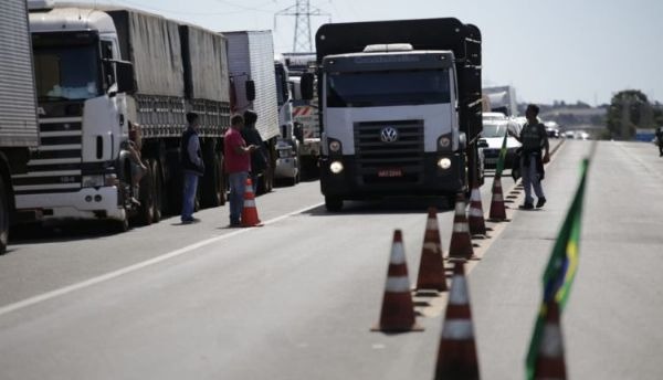 Caminhoneiros mantêm protestos em 37 pontos, segundo PRF Caminhoneiros mantêm protestos em 37 pontos, segundo PRF