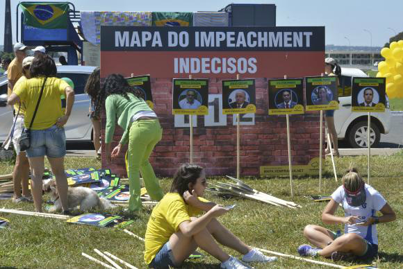 Painéis instalados pelo Vem pra Rua em frente ao Congresso mostram número de parlamentares contrários e favoráveis ao impeachment, assim como de indecisos (Foto:Antonio Cruz/ Agência Brasil)