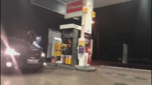 Motorista fura fila para abastecer no DF, é repreendido e atropela homem Momento em que motorista atropela homem em posto do DF (Foto: Reprodução/TV Globo)