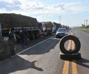 Sobe para 42 pontos de bloqueiosem MS, mesmo após acordo com governo Somente a BR-163 tem 21 pontos de paralisação - Valdenir Rezende