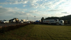 Caminhoneiros mantém bloqueios em MS, combustível acaba e batata vai a R$ 350 Ponto de bloqueio de caminhoneiros na BR-163, em Campo Grande (Foto: Fabiano Arruda/ TV Morena)