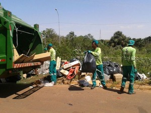 Coleta de lixo não sofre alterações; decisão pode mudar caso a paralisação continue Solurb está coletando lixo na região sul e oeste de Campo Grande (Foto: José Aparecido/ TV Morena)