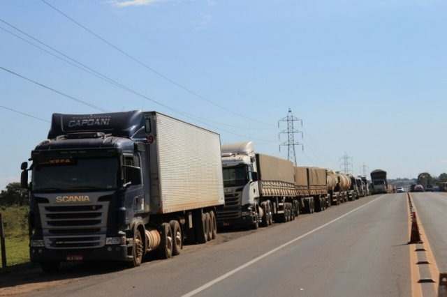 Governo vai usar Forças Armadas para desobstruir estradas Um dos pontos de interdição; caminhoneiros bloqueiam 58 trechos de rodovias em todo 0 MS. Marina Pacheco