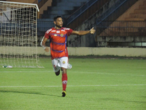 Sete vence a Serc no Douradão e está na semifinal do Estadual Fagner marcou duas vezes diante da Serc (Foto: Renato Giansante)