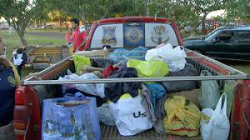 Arrecadação de agasalhos por voluntários.