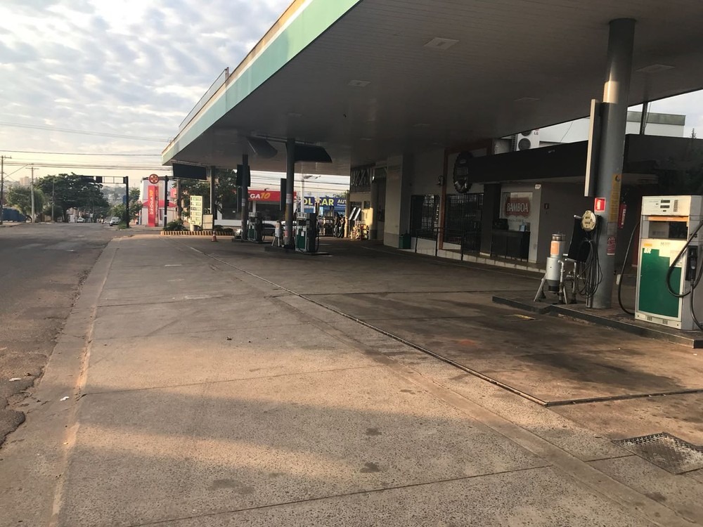 Apenas 15 postos de combustíveis tem ainda gasolina na Capital Posto fechado na manhã desta sexta-feira (25), por falta de combustíveis, em MS (Foto: Cláudia Gaigher)