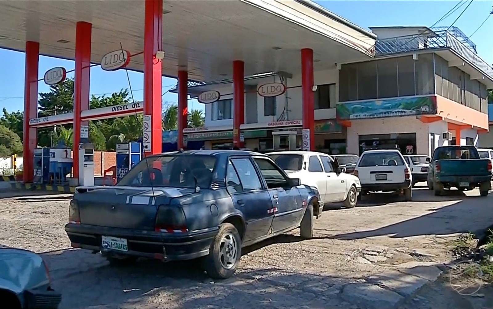 Motoristas procuram postos no Paraguai e na Bolívia para abastecer os carros Posto de combustível em Puerto Suarez, na Bolívia, fronteira com Corumbá, em Mato Grosso do Sul, está recebendo grande número de brasileiros para abastecerem seus veículos