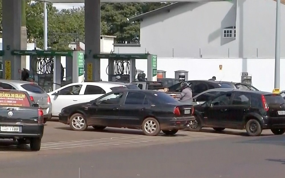 Motoristas procuram postos no Paraguai e na Bolívia para abastecer os carros Posto em Pedro Juan Caballero, no Paraguai, na fronteira com Ponta Porã, em Mato Grosso do Sul, teve o movimento duplicado desde quarta-feira em razão da greve dos caminhoneiros e desabastecimento no Brasil
