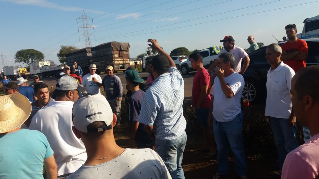Caminhões são retirados de acostamento de rodovia após notificação da PRF Bruna Vasconcelos
