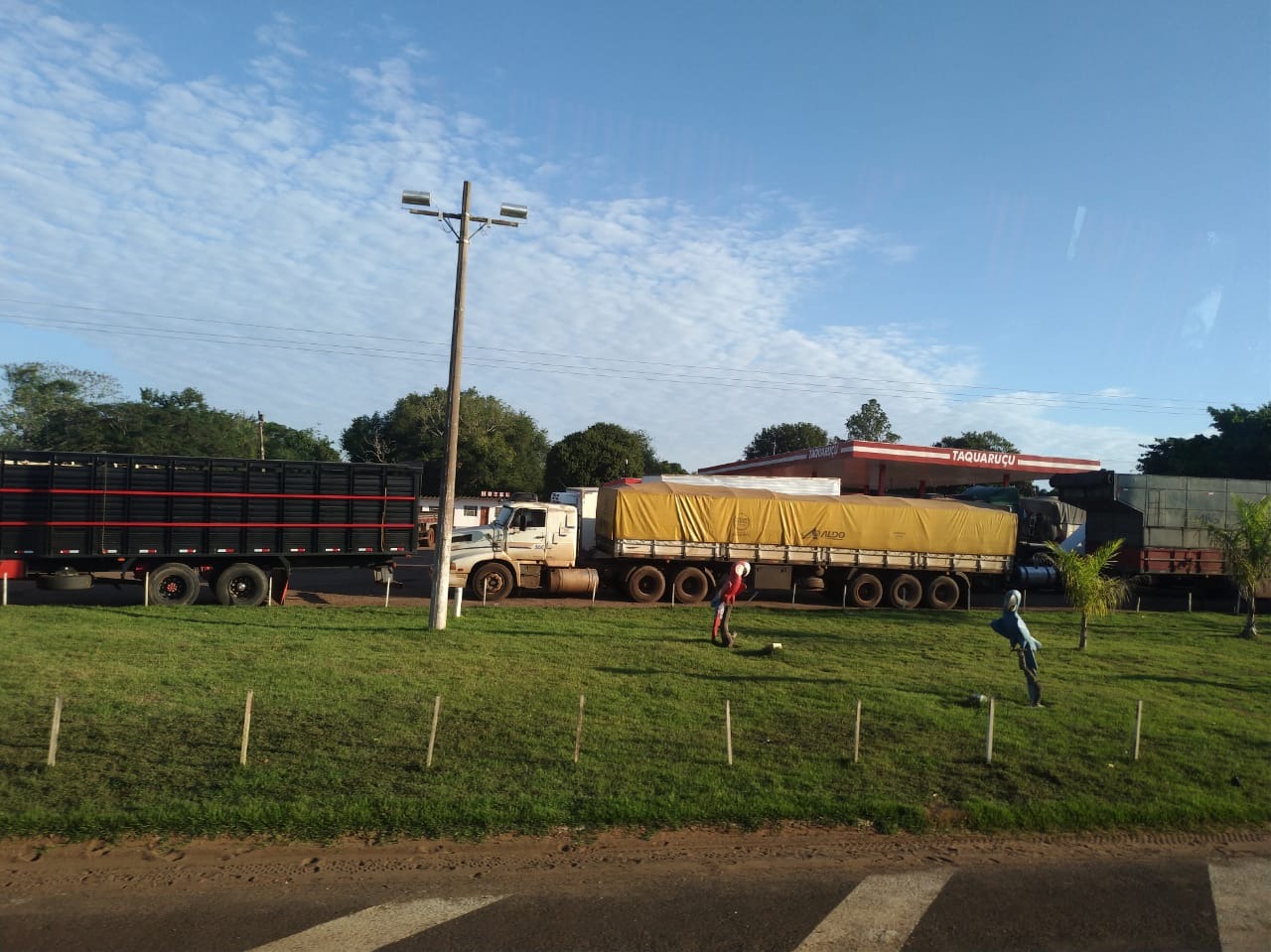 Segundo PM, rodovias estaduais de MS têm 33 pontos de bloqueio Caminhoneiros bloqueiam passagem de veículos em rodovia estadual - Foto: Cássia Modena