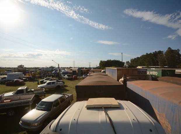 Caminhoneiros seguem com manifestações em rodovias neste sábado Caminhoneiros seguem com manifestações em rodovias neste sábado