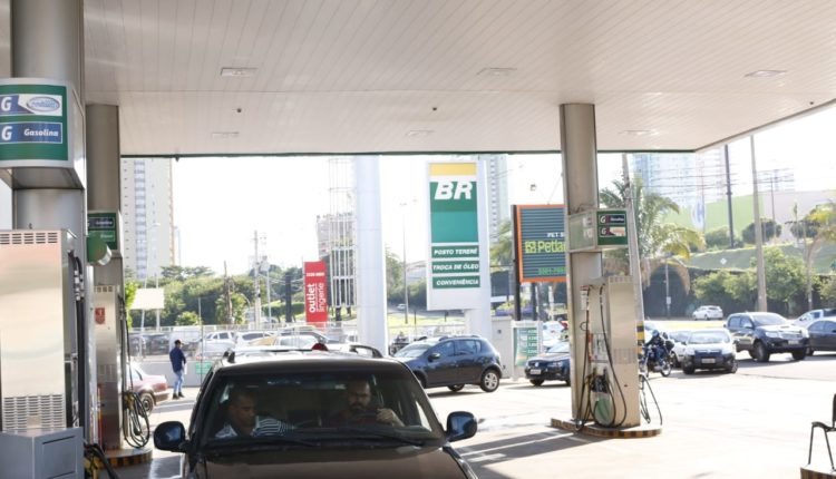 Apenas cinco postos ainda possui gasolina na Capital Foto: Henrique Kawaminami