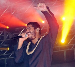 Criolo cantou a maioria das músicas do seu primeiro disco, que relançou depois de dez anos