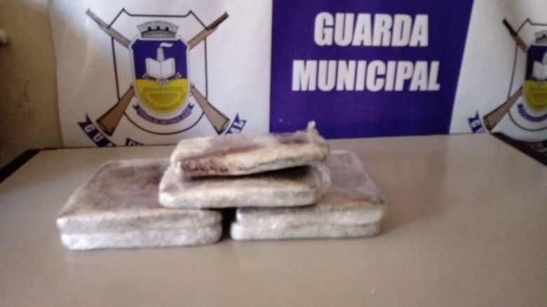 Mulher foi apreendida com maconha na rodoviária . Divulgação/GMD