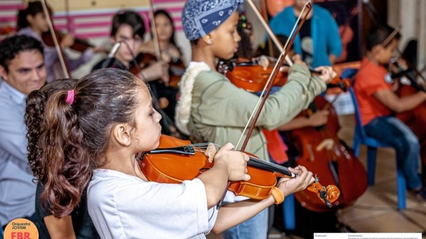 Turmas de oficiana de música se apresentam em bairros da Capital Turmas de oficiana de música se apresentam em bairros da Capital
