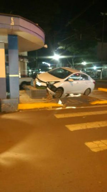 Acidente ocorreu na noite desta sexta - Fotos: Ligado na Redação