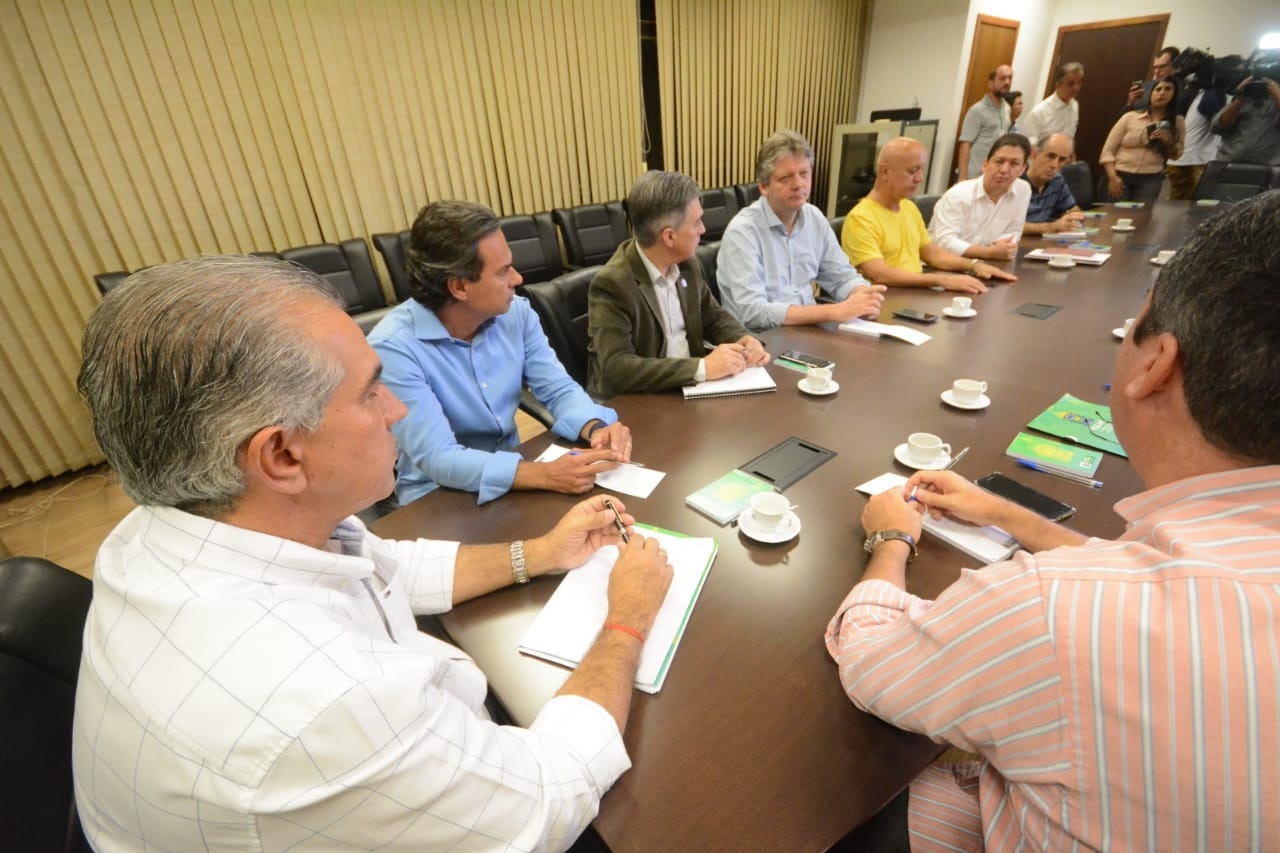 CMO diz que ações em rodovias serão em conjunto com forças de segurança Governador Azambuja e autoridades reunidos na Governadoria: ações ainda serão divulgadas - Foto: Álvaro Rezende