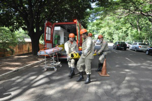 Abalado com tragédia, motociclista não se lembra de queda de namorada Testemunhas contaram a Thiago que ele perdeu o controle ao passar por um desnível na pista (Foto; Marcelo Calazans)