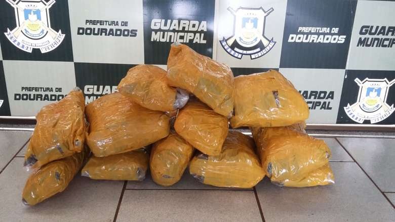 Adolescente de 16 anos é preso com Skunk em rodoviária Adolescente de 16 anos é preso com Skunk em rodoviária